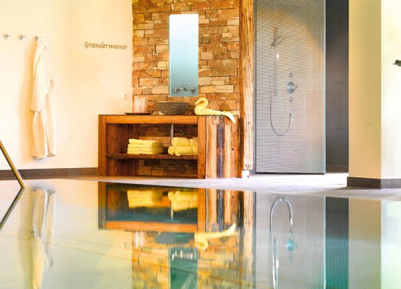 Hallenbad im Wellnessbereich