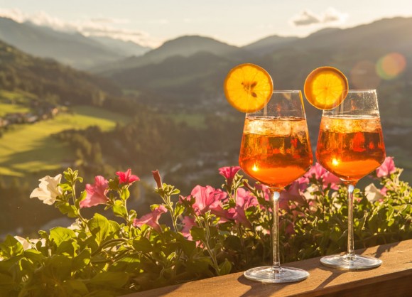 Genie&szlig;en Sie Ihren Aperol Spritz auf unserer Sonnenterrasse