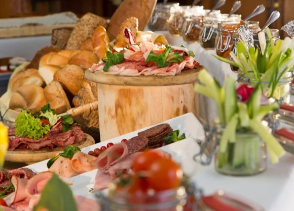 Fr&uuml;hst&uuml;cksbuffet mit vielen frischen Produkten aus der Region