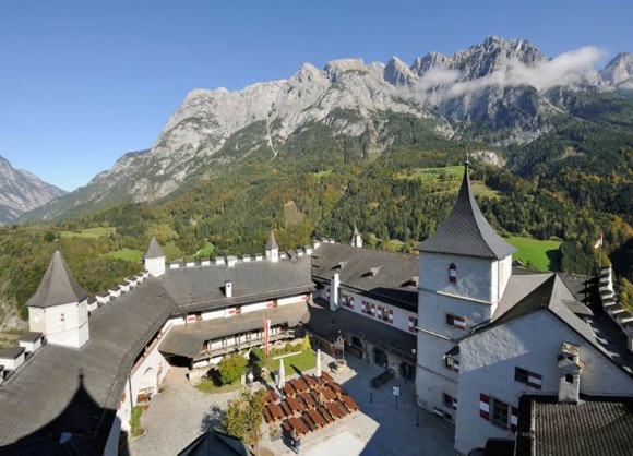 Burg Hohenwerfen mit täglichen Flugvorführungen des Landesfalkenhofs