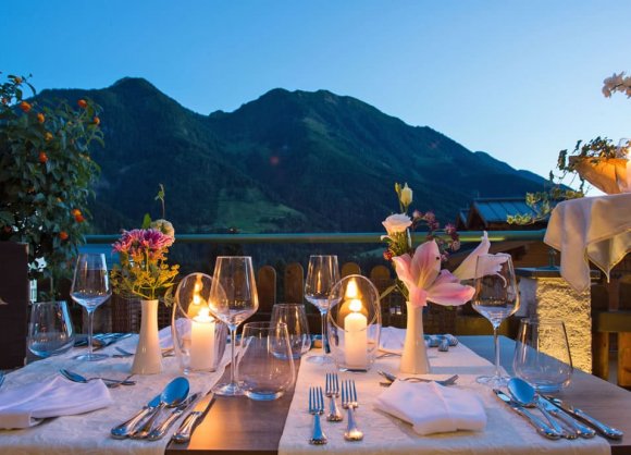 Romantisches Dinner auf der Sonnenterrasse nach dem Begrüßungscocktail mit Familie Unterkofler