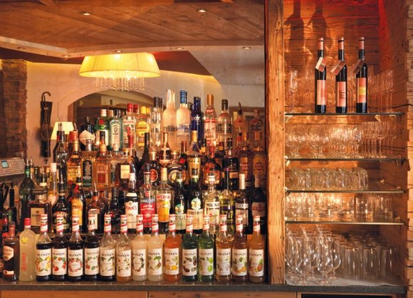 Umfangreiche Getränke- und Cocktailkarte an der Hotelbar