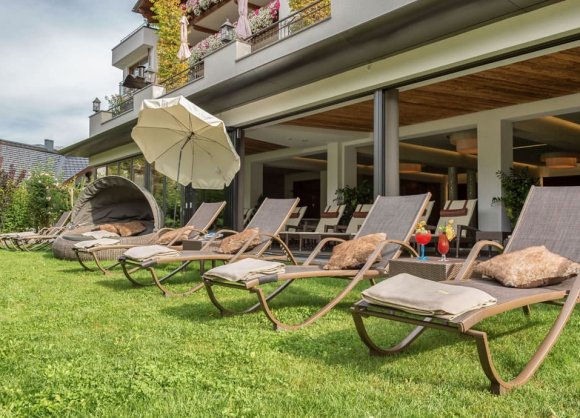 Gemütliche Liegewiese und Durchgang zum Hallenbad