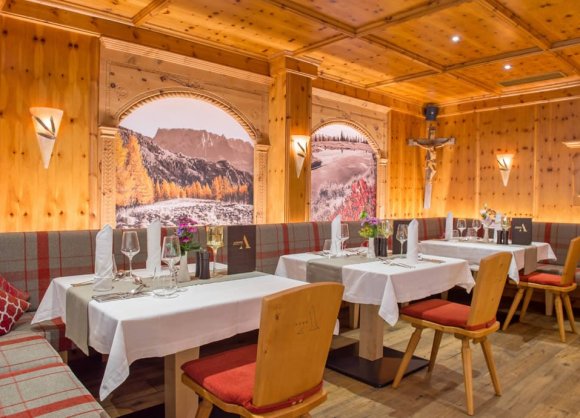 Dining with pleasure in the "Zirbenstube"