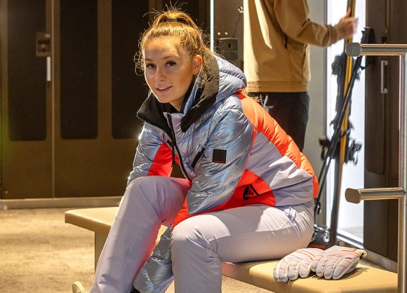 Skiausrüstung anziehen im Skikeller