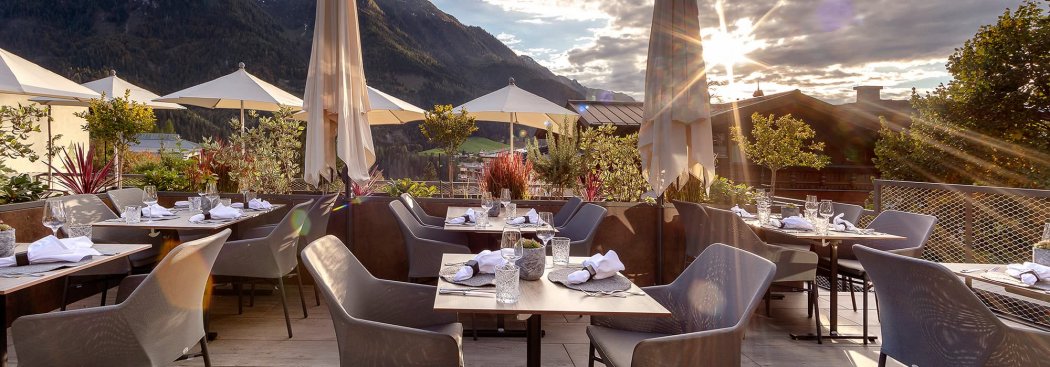 Romantisches Dinner auf der Sonnenterrasse beim Sonnenuntergang