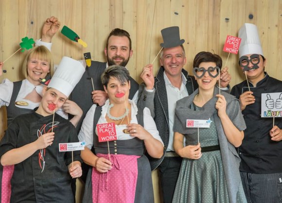 Sie möchten auch im Hotel Alpendorf arbeiten? Wir freuen uns auf Ihre Bewerbung! Wir sind ausgezeichnet als "Great Place to Work"!