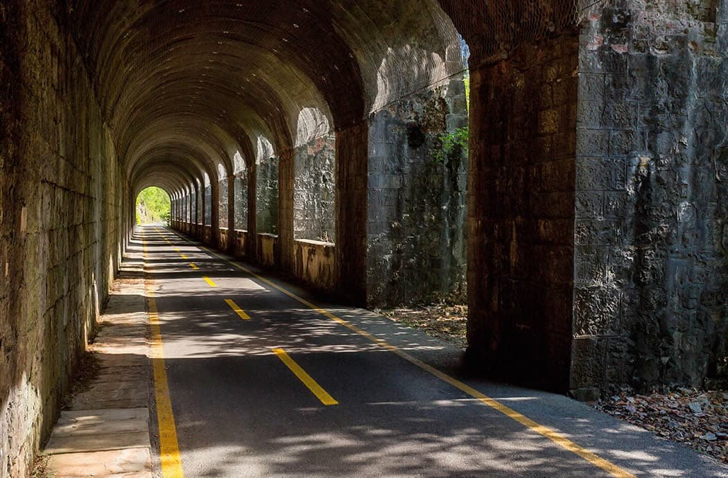 Durchfahrt durch einen Tunnel am Alpe Adria Radweg