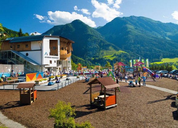 Toller Erlebnisspielplatz im Alpendorf