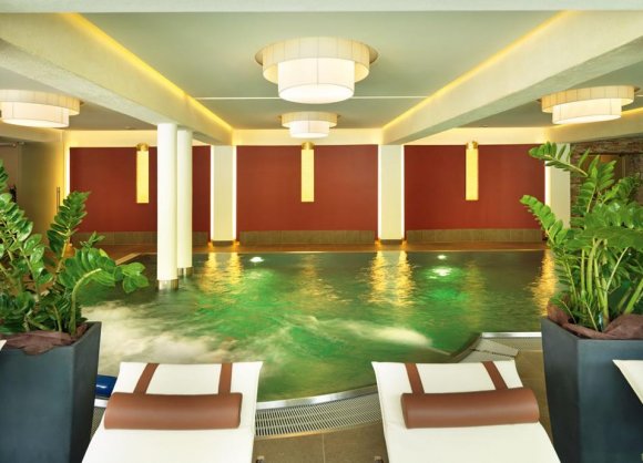 Massagedüsen & Massageliegen im Wasser sowie Gegenstromanlage