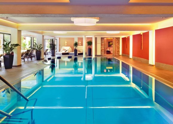 Vergrößertes Schwimmbecken mit Glasfront zum Öffnen auf die Liegewiese