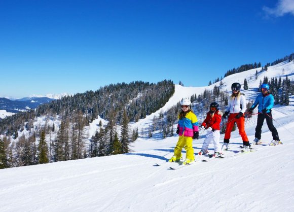 Perfekt präparierte Pisten für Groß und Klein im Skigebiet Alpendorf