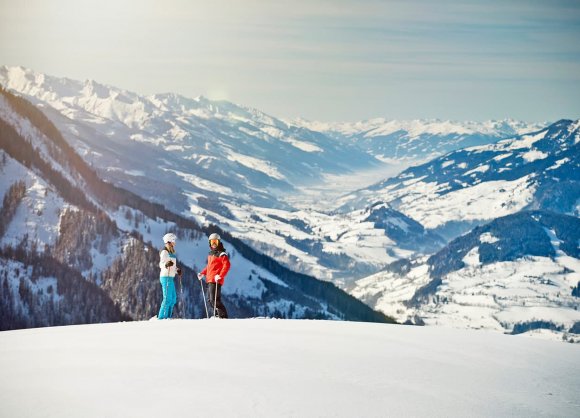 Traumhafter Tag auf den schneesicheren Pisten im Skigebiet Alpendorf