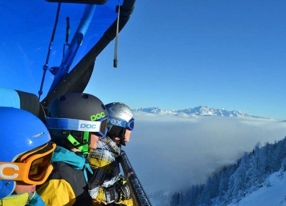 Perfect day on the slopes with guaranteed snow in the skiing area Alpendorf