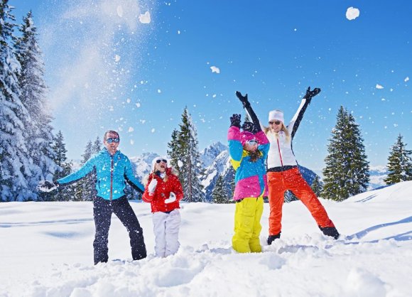 Gemeinsam einen Schneemann bauen, Spaß beim Schlittenfahren uvm.