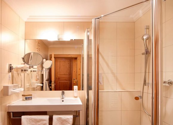 Schöne Badezimmer mit genügend Stauraum