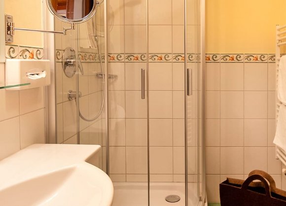 Schöne Badezimmer mit genügend Stauraum