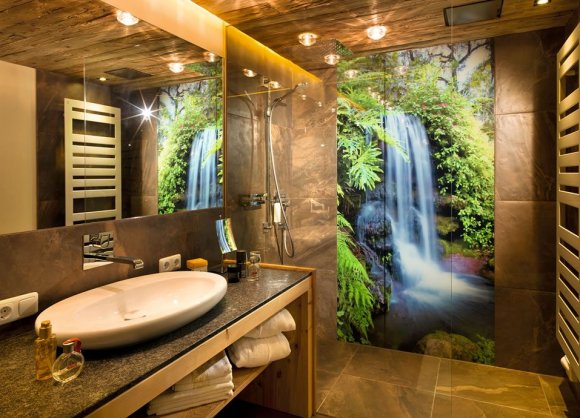 Schöne Badezimmer mit genügend Stauraum