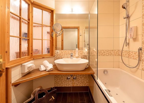 Schöne Badezimmer mit genügend Stauraum